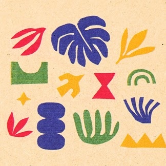 Oblici u blendovanim bojama na svetlom drvetu