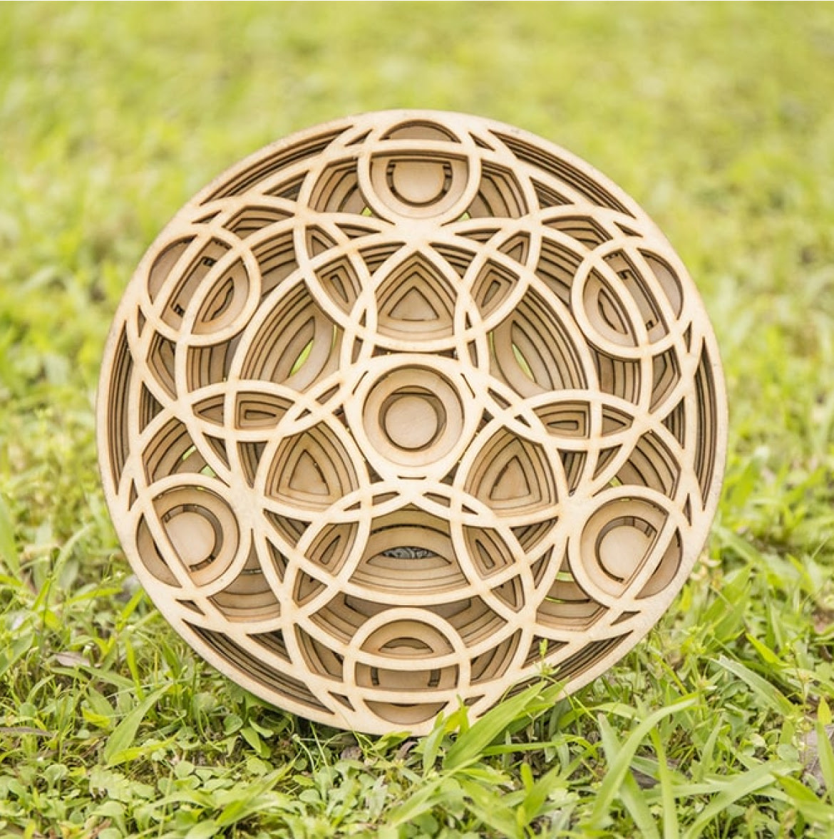 Laserski isečena drvena mandala u slojevima za 3D efekat, isečena Beambox Pro laserom.