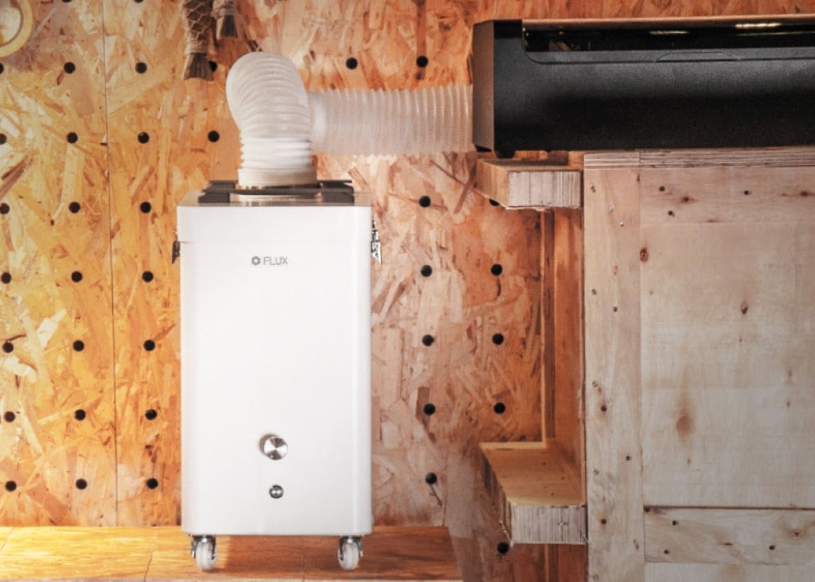 FLUX Beam Air povezan sa laserskim sekačem preko izduvnog creva.