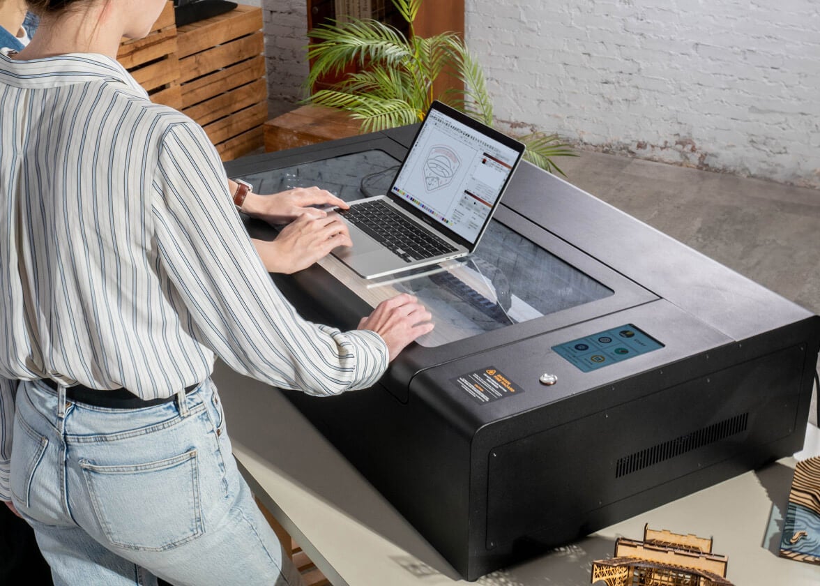 Dve osobe rade u LightBurn softveru na FLUX HEXA mašini.