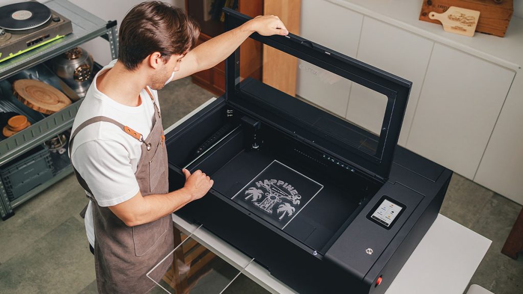 Daska velike dužine provučena kroz Beambox II prolaz.