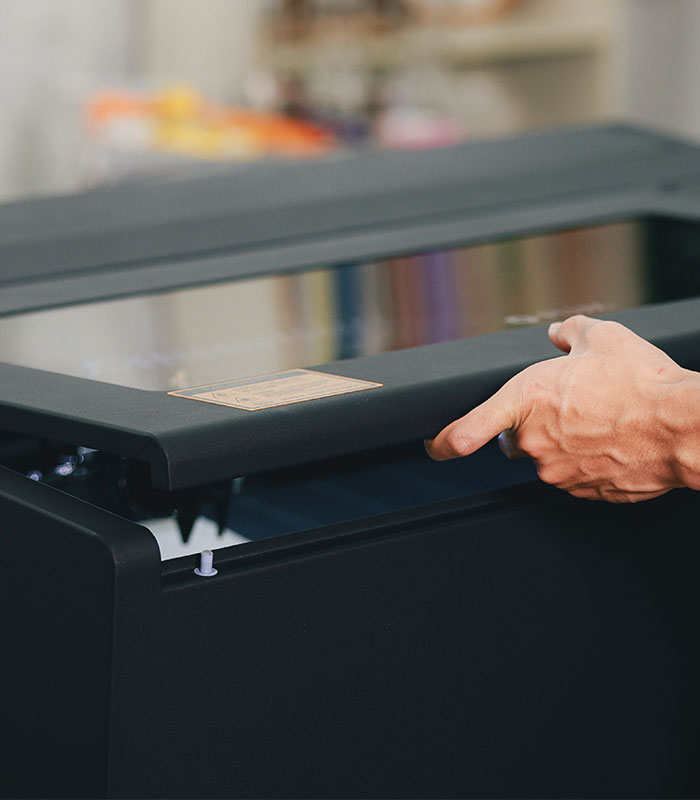 Beambox II zatvorenog poklopca sa metalnim kućištem.