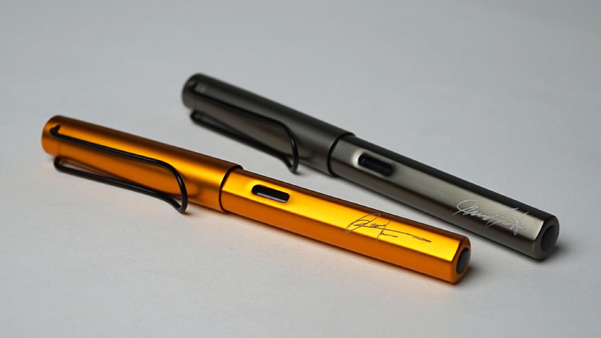 Gravirane olovke na površini.