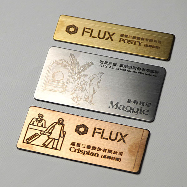 Metalna ploča sa graviranim motivom mačke.