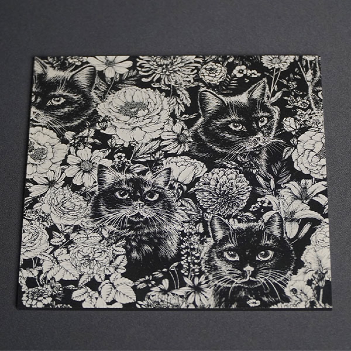 Gravirana metalna kutija sa QR kodom i specifikacijama.