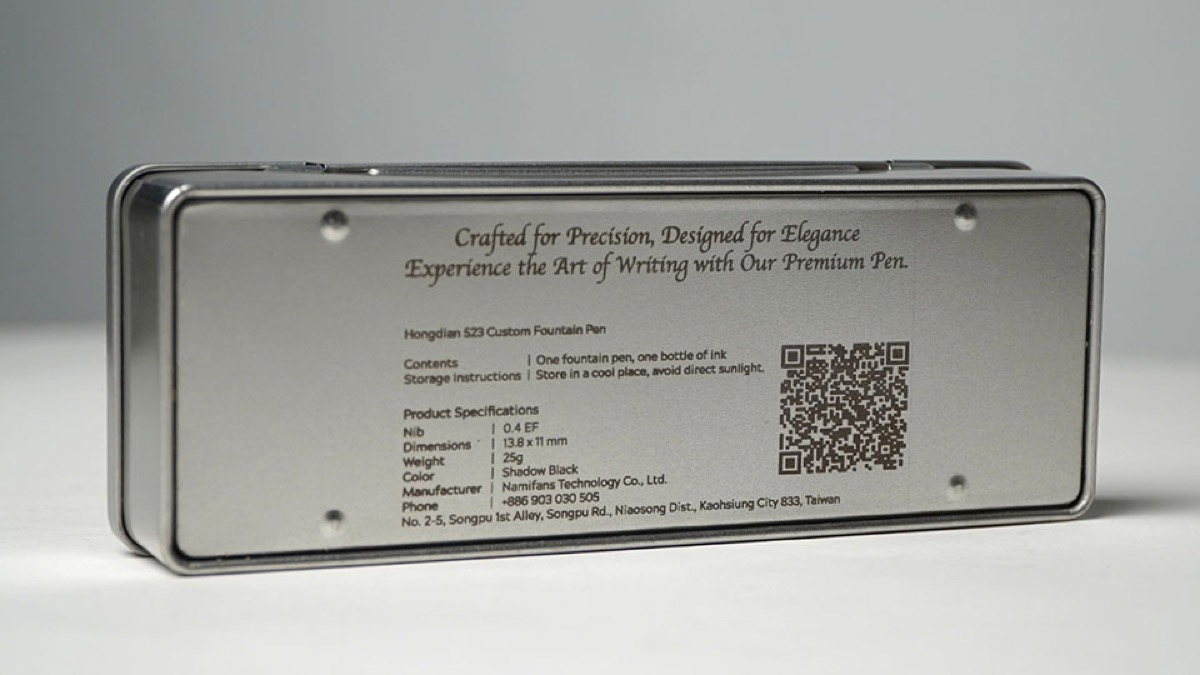 Metalni prsten graviran geometrijskim logoom.